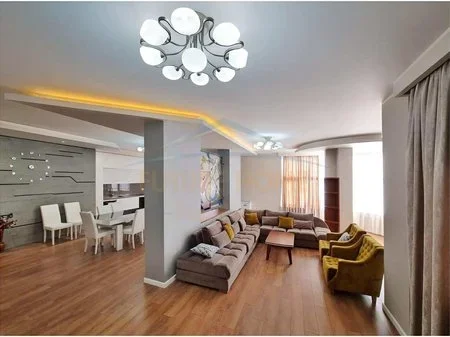 Tirane, jepet me qera apartament 4+1 Kati 1, 200 m² 1.300 € 