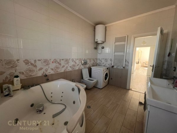 Tirane, jepet me qera apartament 2+1+Aneks+Ballkon Kati 10, 294 m² 1.300 € (Selvia)