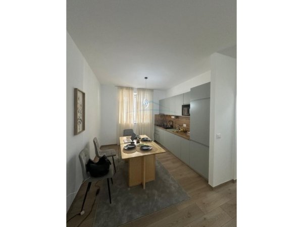 Tirane, jepet me qera apartament 2+1+Ballkon Kati 2, 88 m² 850 € (Rruga e Durresit)