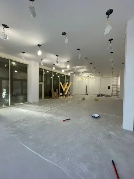 Tirane, jepet me qera dyqan Kati 0, 166 m² 4.200 € (BULEVARDI GJERGJ FISHTA)