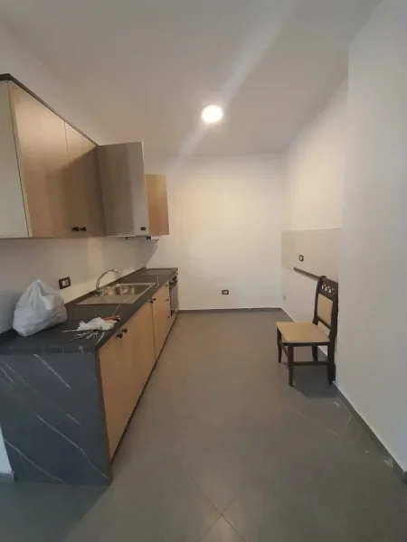 Tirane, jepet me qera apartament 2+1 Kati 2, 350 € 