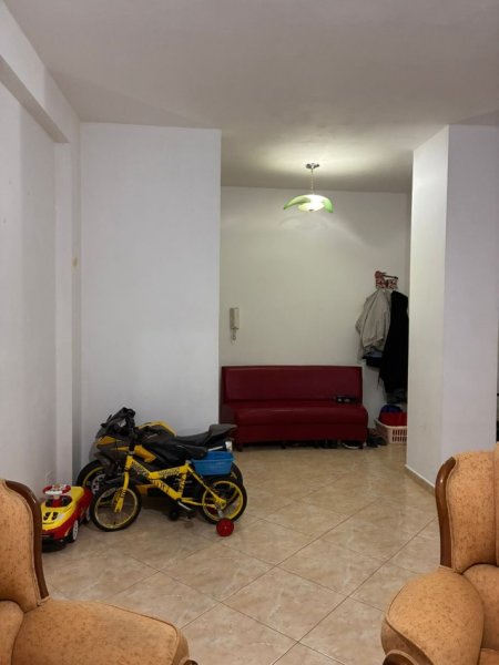 Tirane, jepet me qera apartament 2+1+Ballkon Kati 2, 85 m² 350 € 