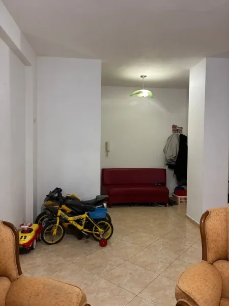 Tirane, jepet me qera apartament 2+1+Ballkon Kati 2, 85 m² 350 € 