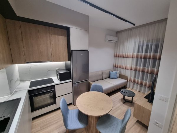Tirane, jepet me qera apartament 1+1 Kati 8, 400 €