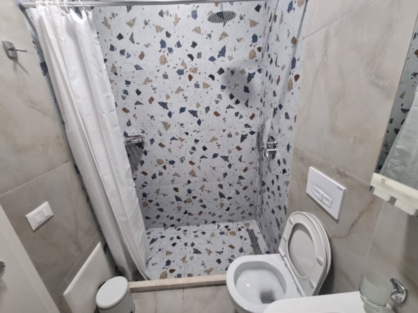 Tirane, jepet me qera apartament 1+1 Kati 8, 400 €