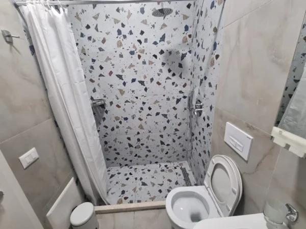 Tirane, jepet me qera apartament 1+1 Kati 8, 400 €