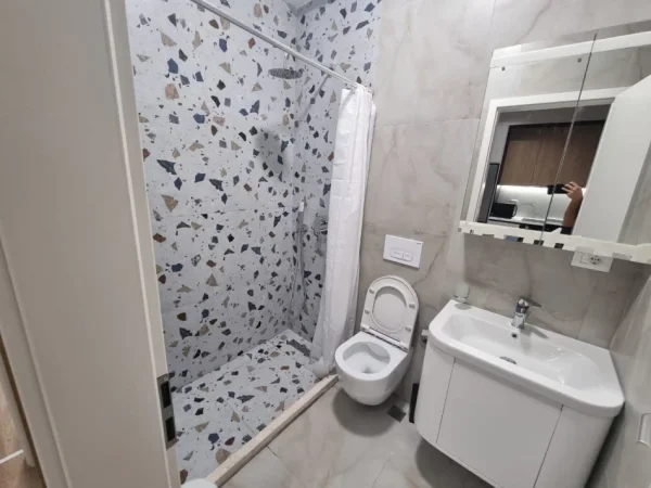 Tirane, jepet me qera apartament 1+1 Kati 8, 400 €