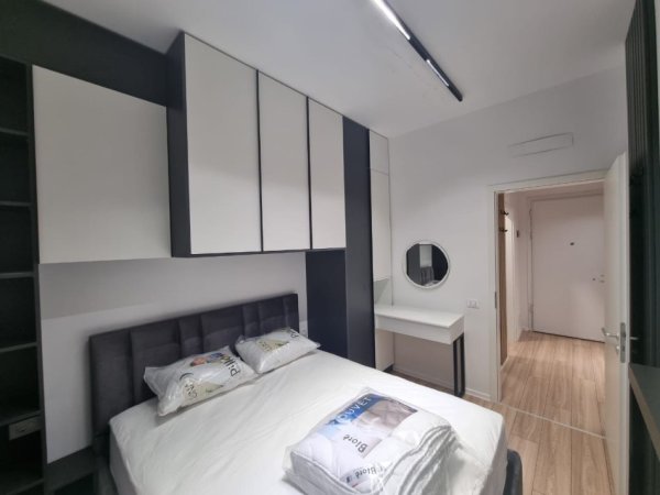 Tirane, jepet me qera apartament 1+1 Kati 8, 400 €