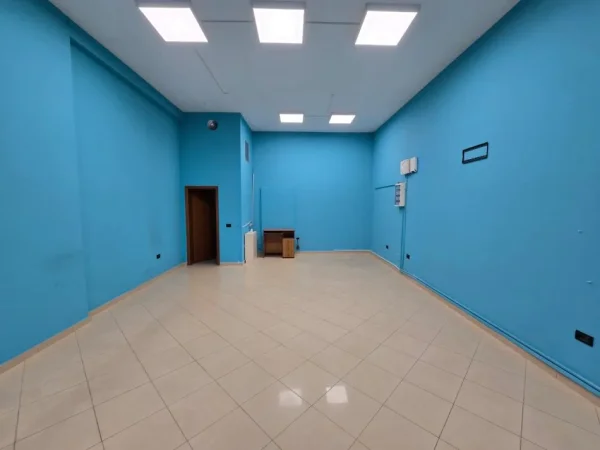 Tirane, jepet me qera ambjent biznesi , 53 m² 600 € 