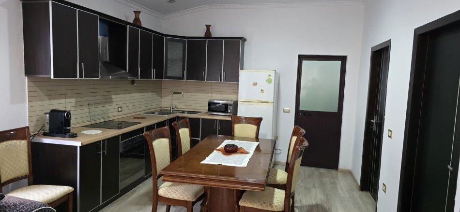 Tirane, jepet me qera apartament 2+1 Kati 3, 530 € 