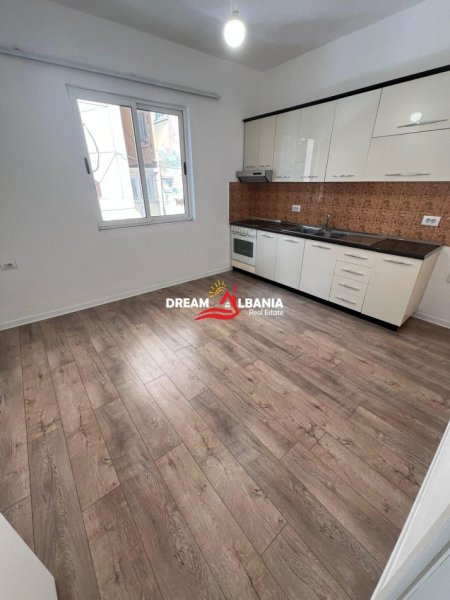 Tirane, jepet me qera Kati 2, 75 m² 600 € (ne Myslym Shyri prane Ish Adidasit)
