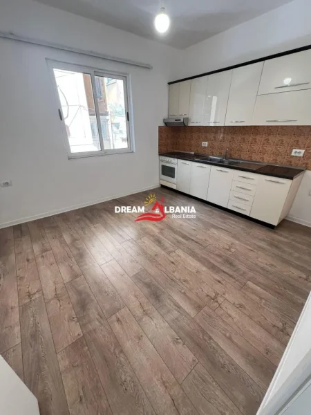 Tirane, jepet me qera Kati 2, 75 m² 600 € (ne Myslym Shyri prane Ish Adidasit)