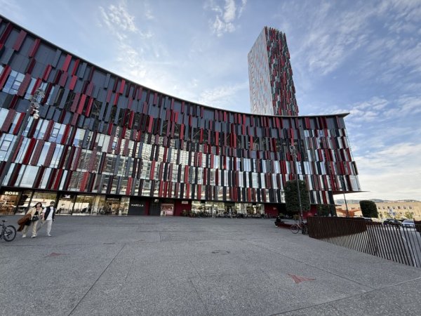 Tirane, jepet me qera ambjent biznesi Kati 2, 440 m² 