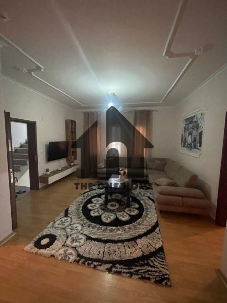 Tirane, jepet me qera apartament 3+1+Ballkon Kati 2, 120 m² 420 € (Bulevardi Ri)