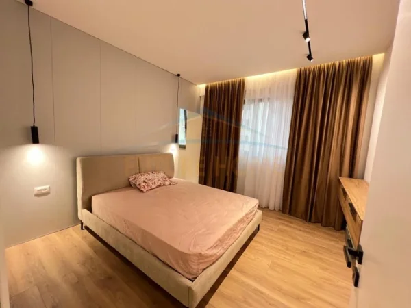 Tirane, jepet me qera apartament 2+1 Kati 3, 118 m² 850 € (Fusha e Aviaciomit)