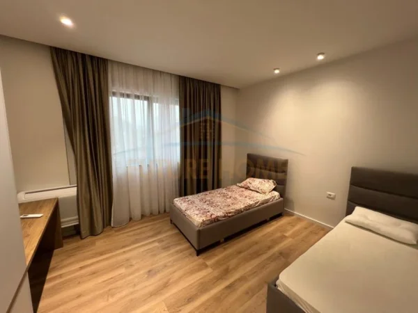 Tirane, jepet me qera apartament 2+1 Kati 3, 118 m² 850 € (Fusha e Aviaciomit)