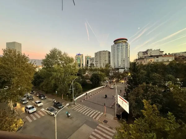 Tirane, jepet me qera apartament 3+1+Aneks Kati 4, 95 m² (Shallvare)