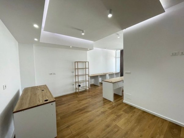Tirane, jepet me qera apartament 2+1 Kati 8, 110 m² 800 € (Kika 2 tek Komuna e Parisit.)