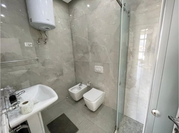 Tirane, jepet me qera apartament 2+1 Kati 8, 110 m² 800 € (Kika 2 tek Komuna e Parisit.)