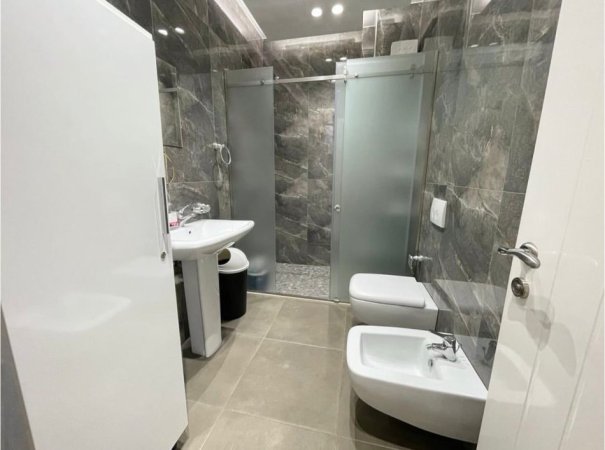 Tirane, jepet me qera apartament 2+1 Kati 8, 110 m² 800 € (Kika 2 tek Komuna e Parisit.)