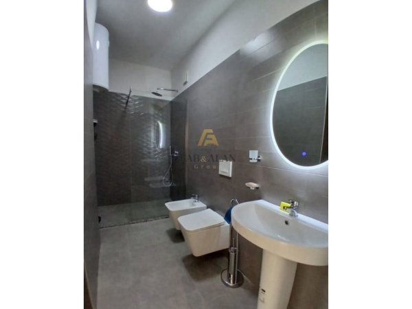 Tirane, jepet me qera apartament 2+1 Kati 4, 76 m² 1.000 € (Zogu i Zi)