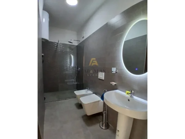Tirane, jepet me qera apartament 2+1 Kati 4, 76 m² 1.000 € (Zogu i Zi)