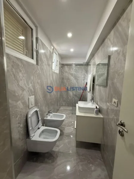 Tirane, jepet me qera apartament 2+1+Ballkon , 150 m² 1.100 € (Kodra e Diellit)