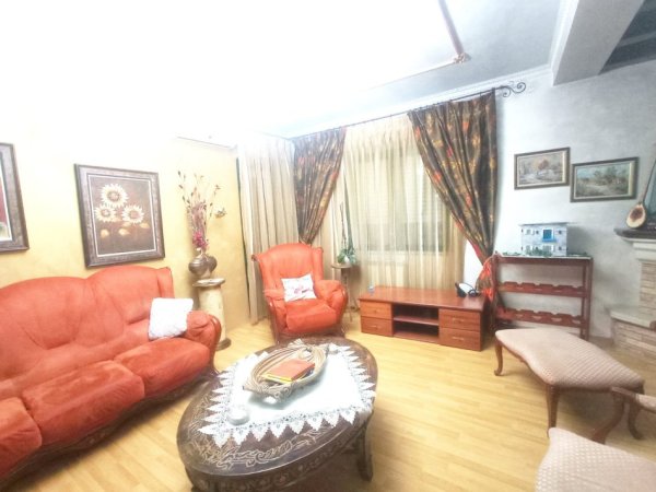 Tirane, jepet me qera apartament 4+1+Ballkon Kati 2, 137 m² 1.300 € (Zogu i Zi)