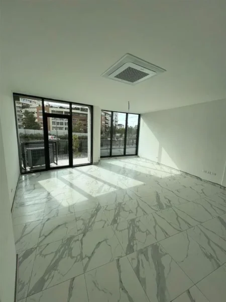 Tirane, jepet me qera ambjent biznesi Kati 1, 55 m² 1000 € (Lake View Residenc)