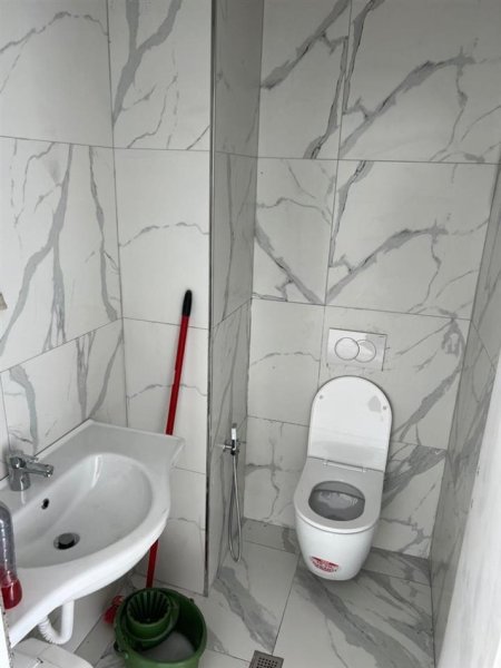 Tirane, jepet me qera ambjent biznesi Kati 1, 55 m² 1000 € (Lake View Residenc)