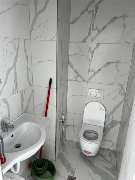 Tirane, jepet me qera ambjent biznesi Kati 1, 55 m² 1000 € (Lake View Residenc)