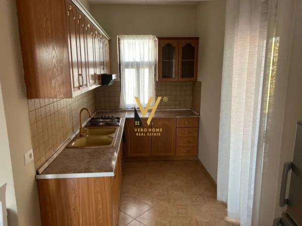 Tirane, jepet me qera apartament 1+1+Ballkon Kati 5, 60 m² 550 € (RRUGA MINE PEZA)