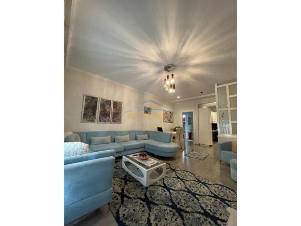 Tirane, jepet me qera apartament 3+1 Kati 5, 139 m² 1.200 € (Hotel Hilton)