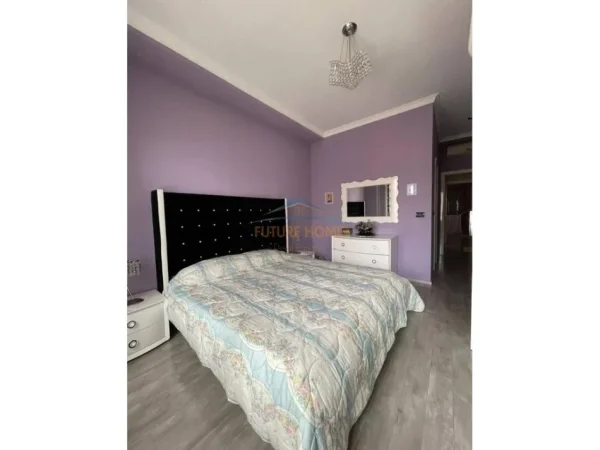 Tirane, jepet me qera apartament 3+1 Kati 5, 139 m² 1.200 € (Hotel Hilton)
