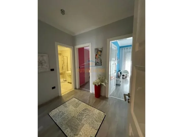 Tirane, jepet me qera apartament 3+1 Kati 5, 139 m² 1.200 € (Hotel Hilton)