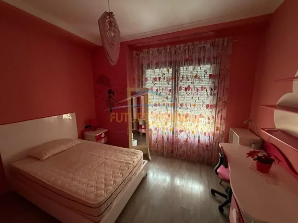 Tirane, jepet me qera apartament 3+1 Kati 5, 139 m² 1.200 € (Hotel Hilton)