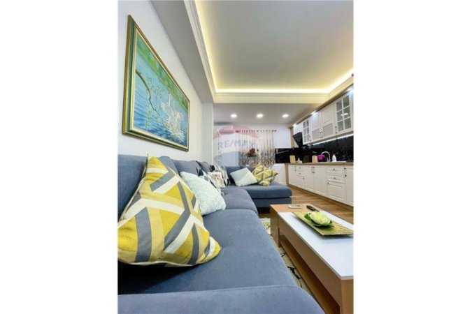 Tirane, jepet me qera apartament 1+1 Kati 3, 69 m² 