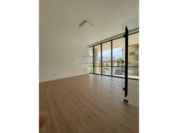 Tirane, jepet me qera ambjent biznesi Kati 1, 44 m² 850 € (Mine Peza)