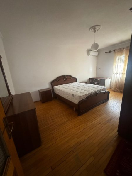 Tirane, jepet me qera apartament 2+1+Ballkon Kati 6, 127 m² 600 € (laprake)
