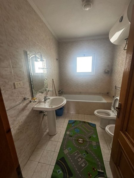 Tirane, jepet me qera apartament 2+1+Ballkon Kati 6, 127 m² 600 € (laprake)