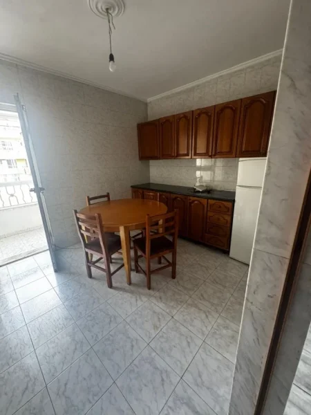 Tirane, jepet me qera apartament 2+1+Ballkon Kati 6, 127 m² 600 € (laprake)