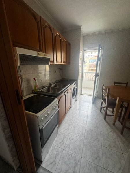Tirane, jepet me qera apartament 2+1+Ballkon Kati 6, 127 m² 600 € (laprake)