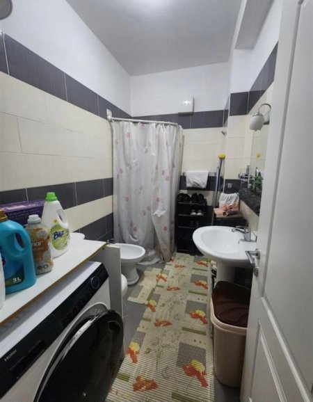 Tirane, jepet me qera apartament 2+1+Aneks+Ballkon Kati 4, 105 m² 450 € (Fresk,Qesarake prane kompleksit Kontakt dhe Platea.)