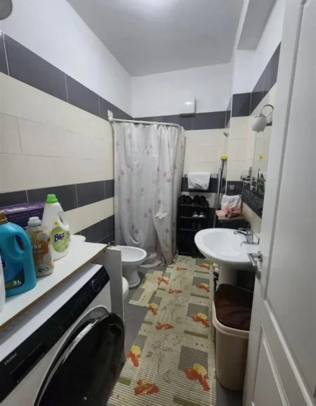 Tirane, jepet me qera apartament 2+1+Aneks+Ballkon Kati 4, 105 m² 450 € (Fresk,Qesarake prane kompleksit Kontakt dhe Platea.)