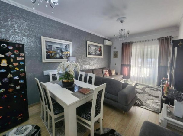 Tirane, jepet me qera apartament 2+1+Aneks+Ballkon Kati 4, 105 m² 450 € (Fresk,Qesarake prane kompleksit Kontakt dhe Platea.)