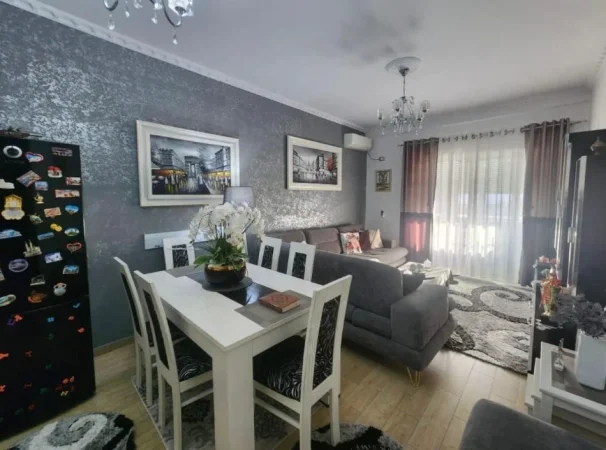 Tirane, jepet me qera apartament 2+1+Aneks+Ballkon Kati 4, 105 m² 450 € (Fresk,Qesarake prane kompleksit Kontakt dhe Platea.)