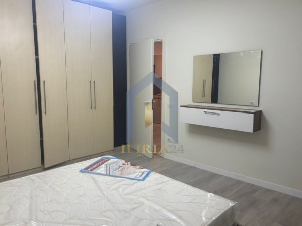 Tirane, jepet me qera apartament 2+1+Ballkon Kati 2, 120 m² 650 € (Laprake)