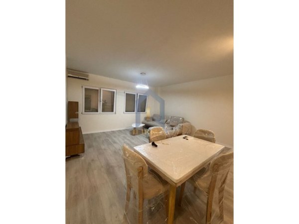 Tirane, jepet me qera apartament 2+1+Ballkon Kati 2, 120 m² 650 € (Laprake)