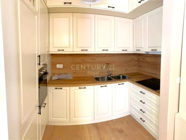Tirane, jepet me qera apartament 2+1 , 70 m² 800 € (Bllok)