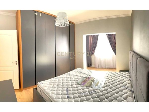 Tirane, jepet me qera apartament 2+1 , 70 m² 800 € (Bllok)